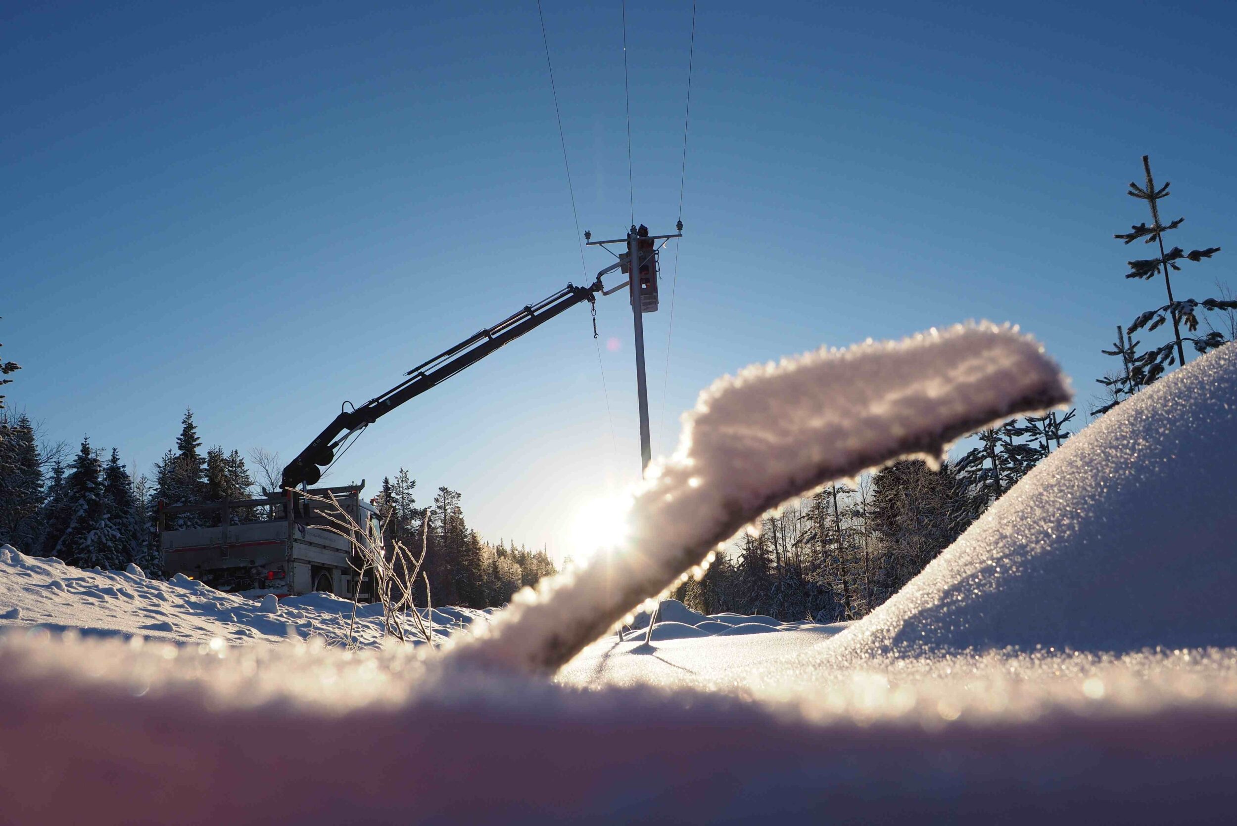Sähköverkon korjausta talviauringossa