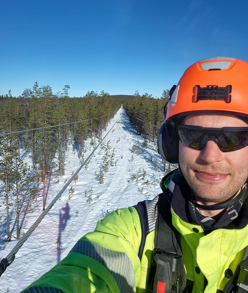 Verkostoasentaja sähköpylväässä.