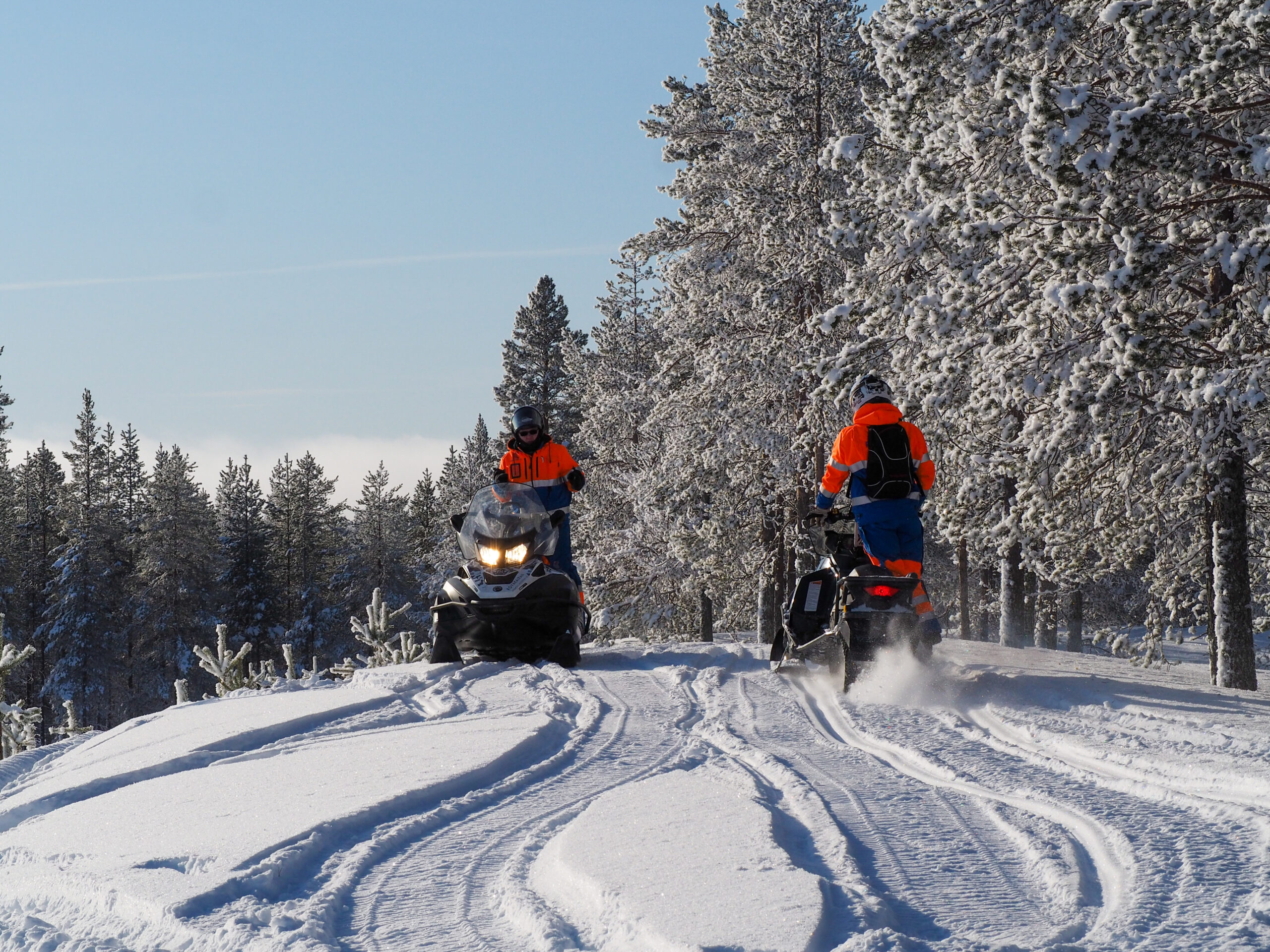 Kaksi verkostoasentajaa moottorikelkoilla